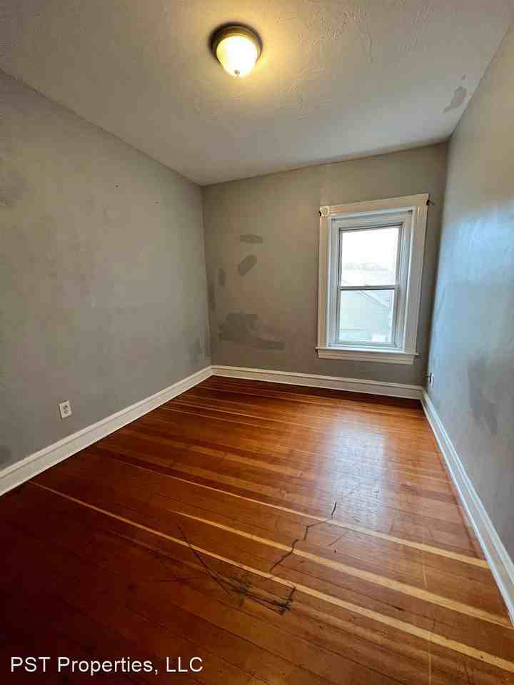 1634 Pleasant St. - Photo 3 of 18