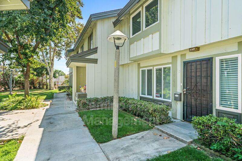 10120 Karmont Ave - Photo 3 of 31