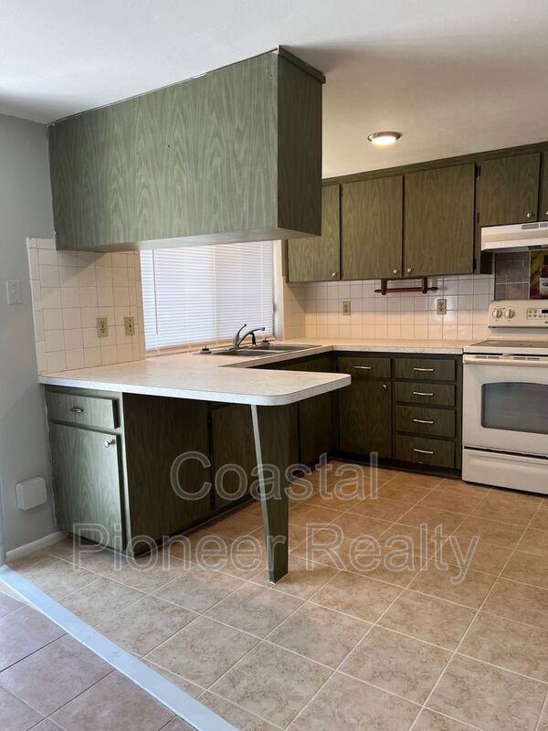 5825 Elm St - Photo 3 of 16