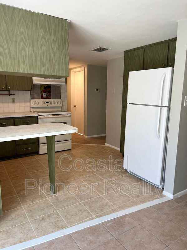 5825 Elm St - Photo 5 of 16