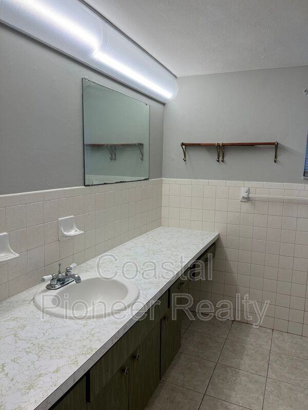 5825 Elm St - Photo 6 of 16