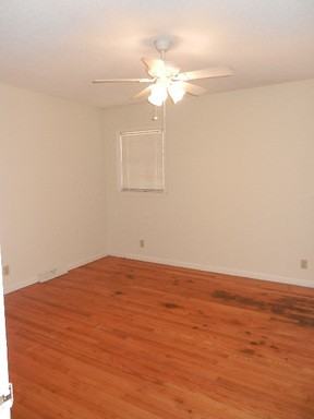 1069 Woodside Dr - Photo 2 of 6