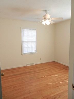 1069 Woodside Dr - Photo 3 of 6