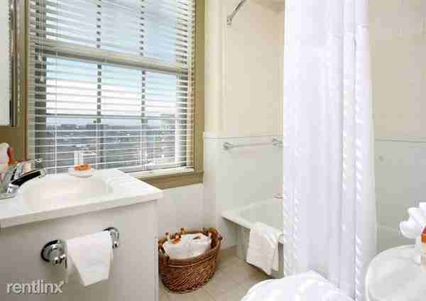 140 Clarendon St - Photo 3 of 7