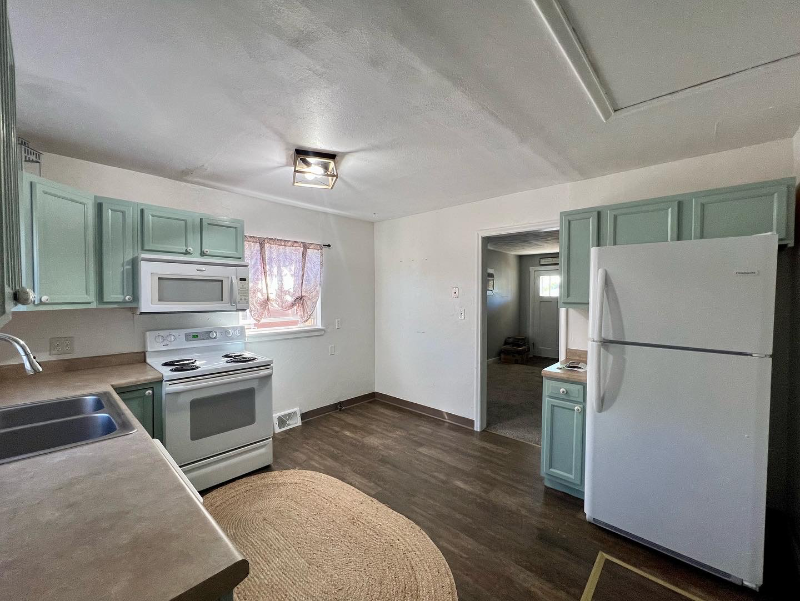 240 Saint Andrew St - Photo 5 of 10