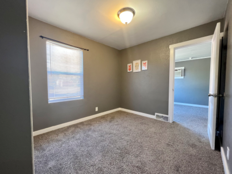 240 Saint Andrew St - Photo 6 of 11