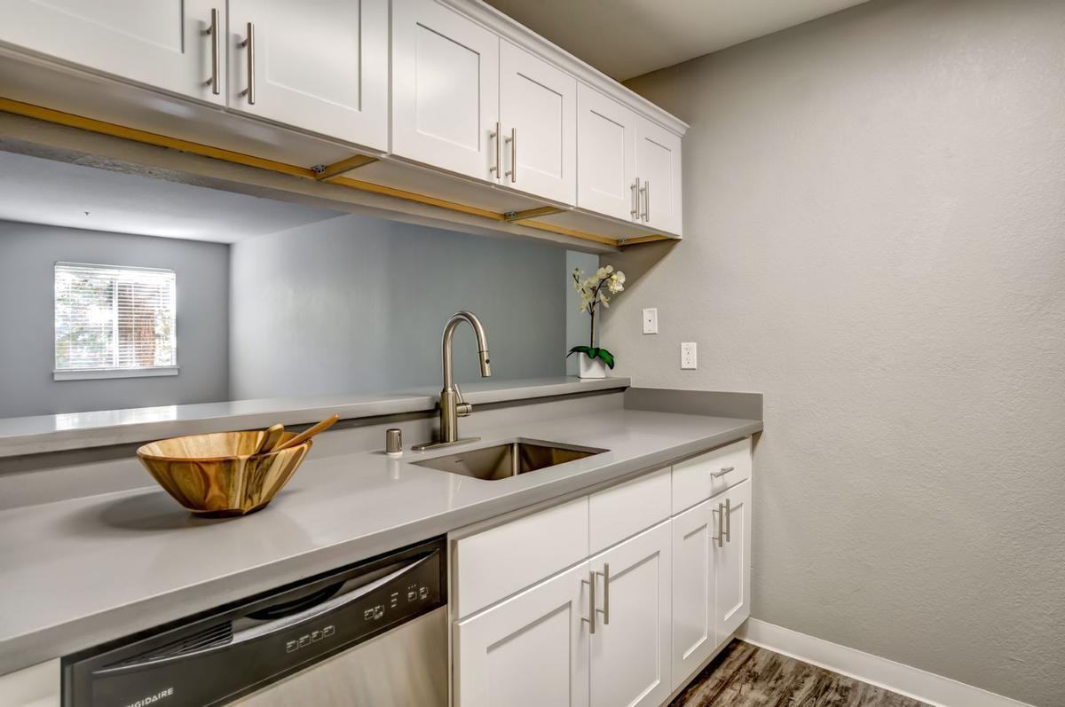 862 Campus Dr - Photo 4 of 16