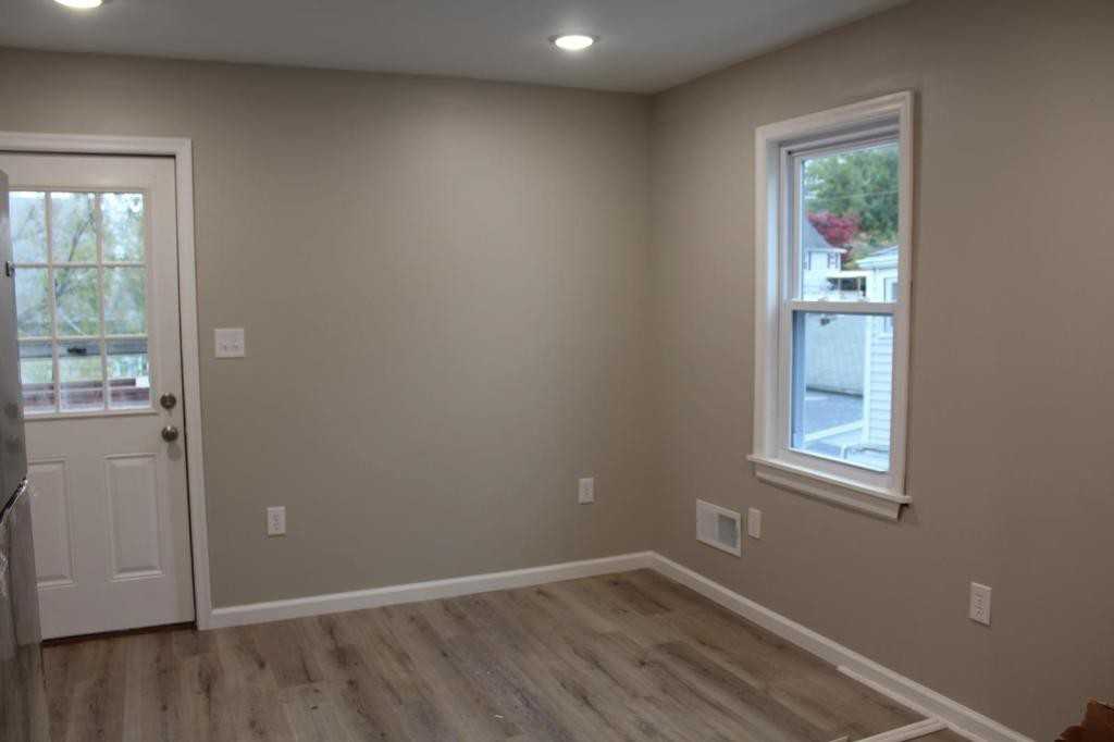 607 Smith St - Photo 2 of 8