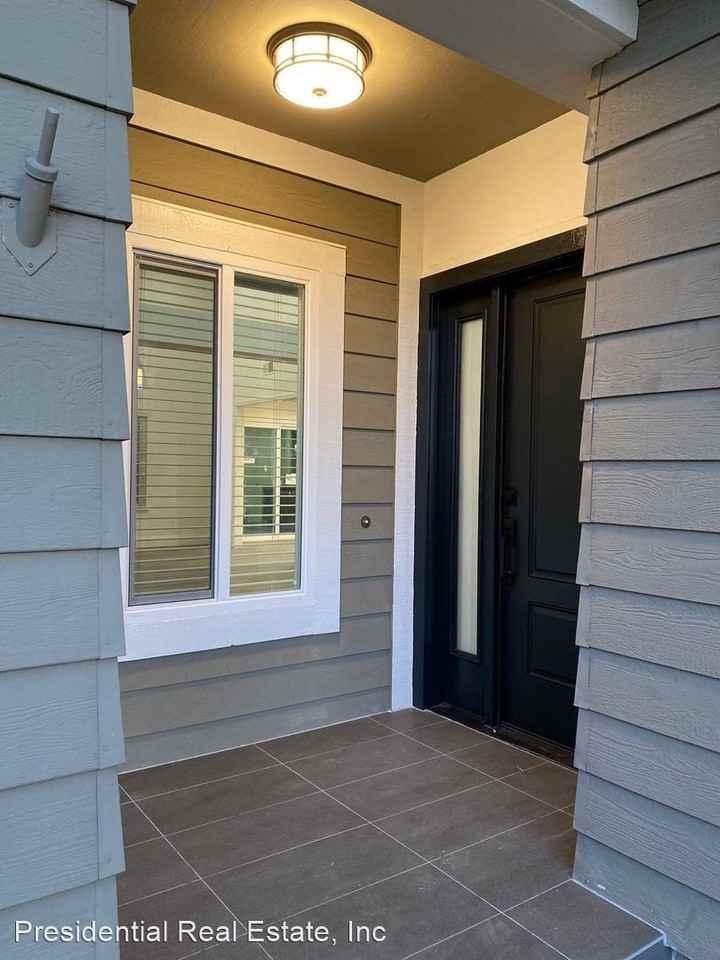 1312 Poe Ln - Photo 2 of 24