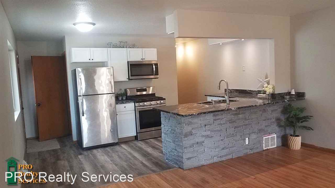 5101/5103 6th St NE - Photo 2 of 50