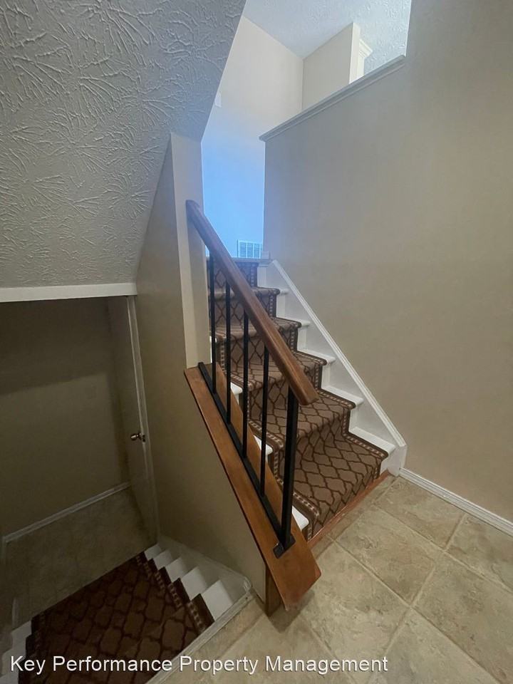 96 Carriage Ct - Photo 3 of 16