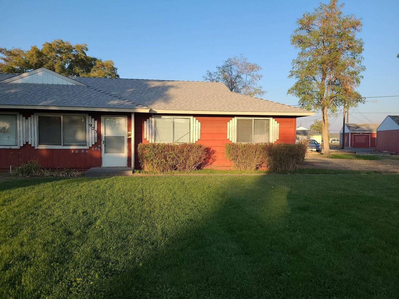 921/923 Lowry Apartments in Moses Lake, WA 98837 Zumper