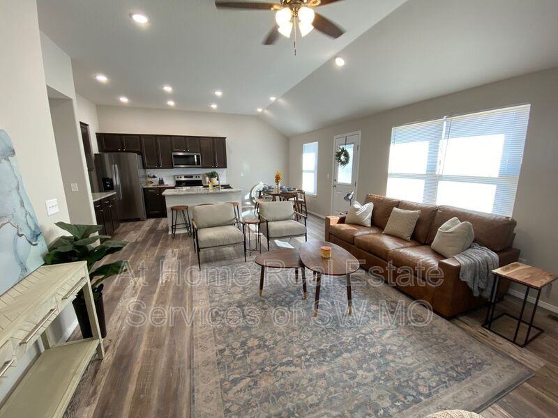 3863 W Linwood St - Photo 3 of 12