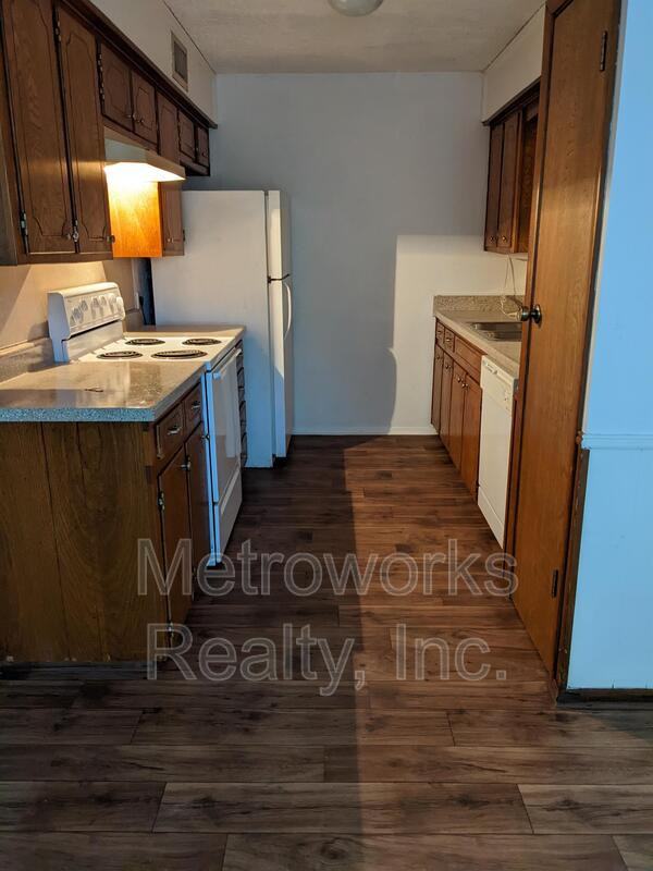 320 Pearl St - Photo 2 of 5