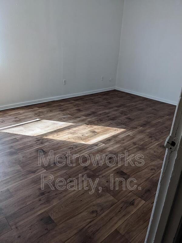 320 Pearl St - Photo 3 of 5