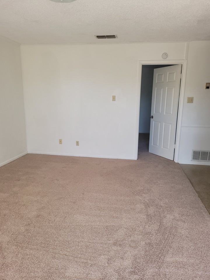 1105 Parmer Ave - Photo 2 of 5