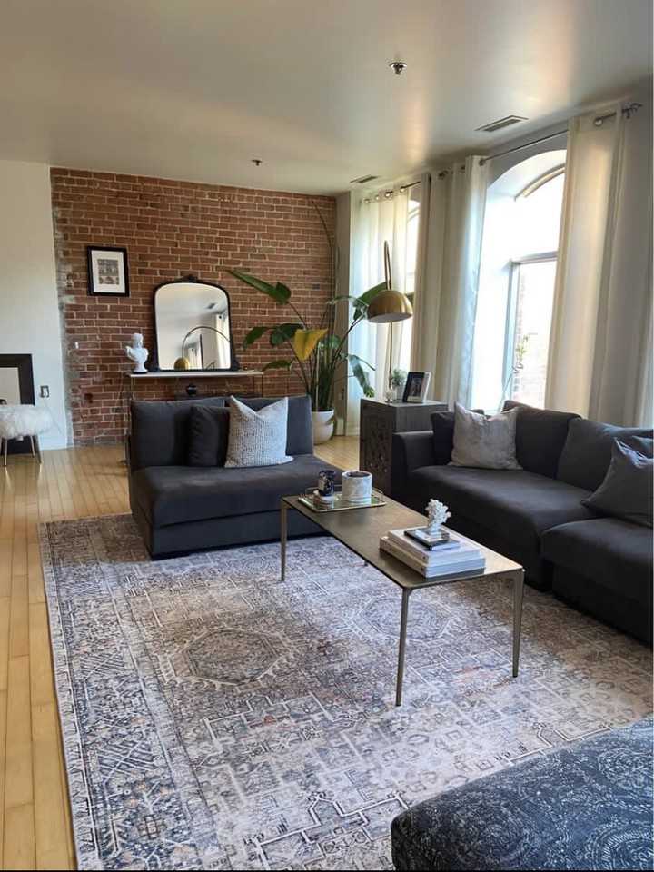 Boul. Saint-Laurent & Rue Ontario E #307 - Photo 2 of 10