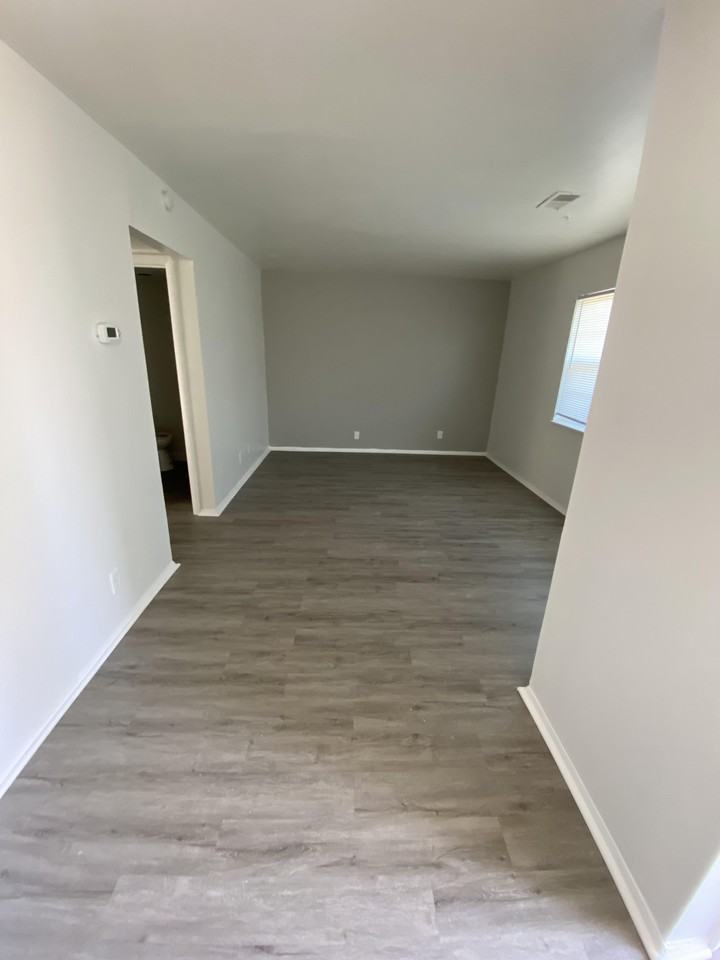 Naveen Pine Apartments & Townhomes Townhouses 700 Chateau Drive