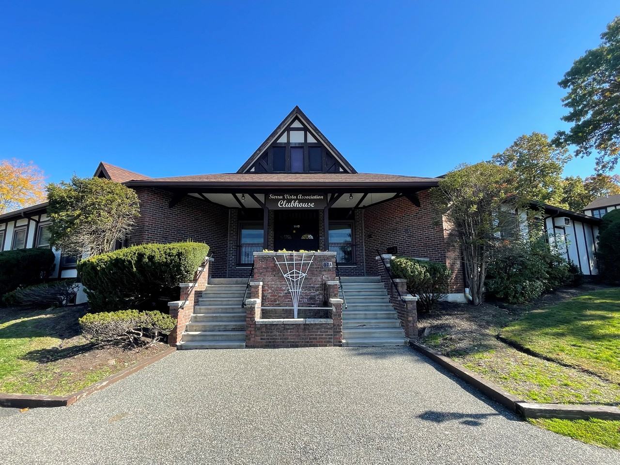 471 Sierra Vista Lane - Photo 3 of 20