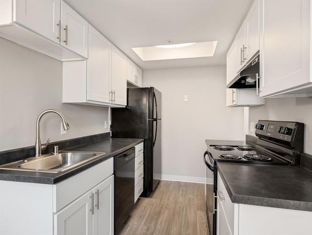 2700 Maple St - Photo 5 of 24