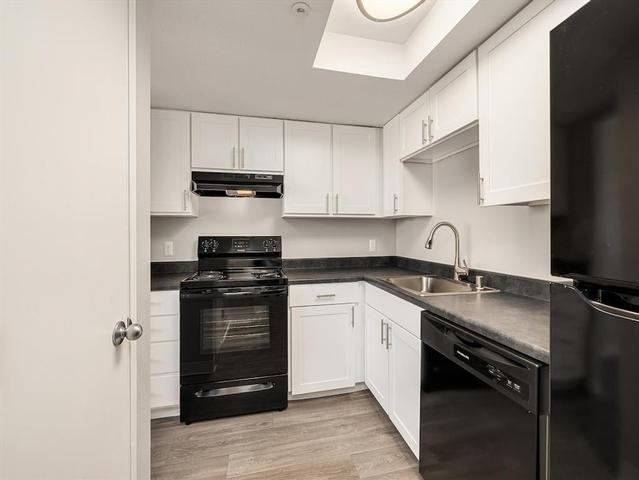 2700 Maple St - Photo 5 of 24