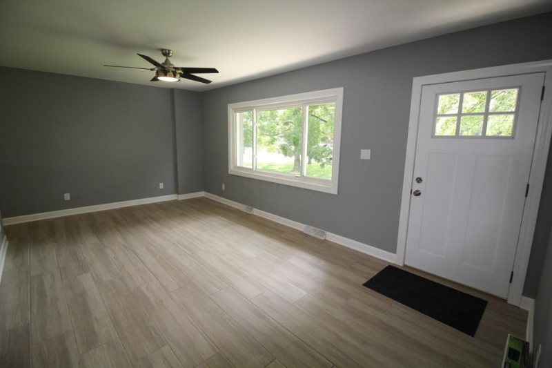 340 N Algonquin Ave - Photo 3 of 18