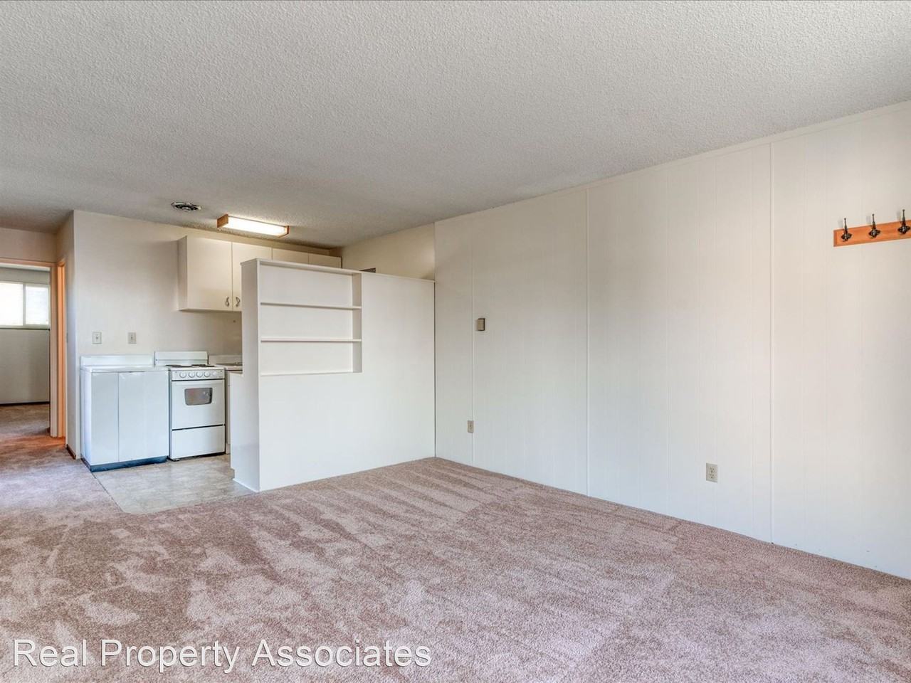 822 3rd Ave N - Photo 3 of 31