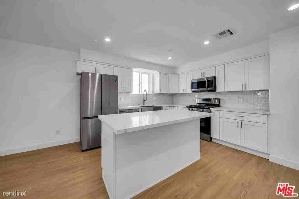 229 N Park View St - Photo 2 of 9