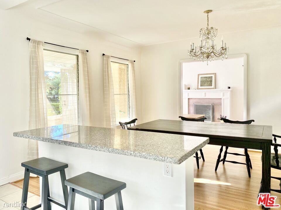 162 N Citrus Ave - Photo 3 of 10