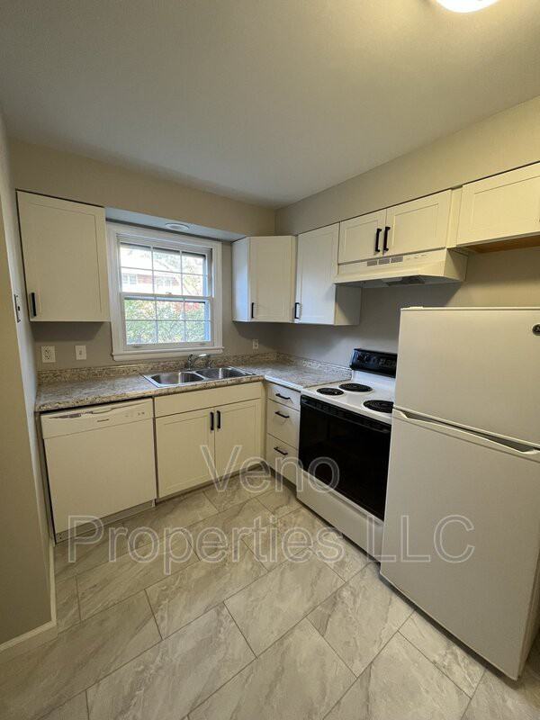 9/11/13 Village Dr. #1 - Photo 3 of 16