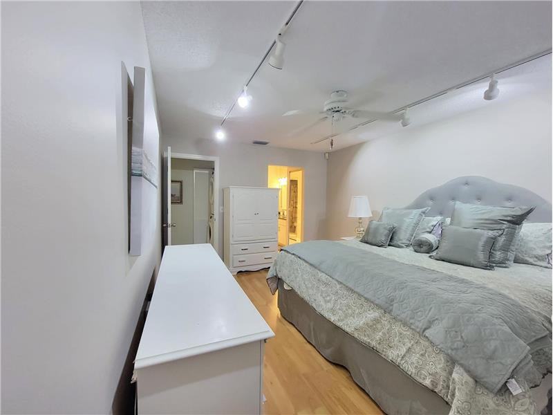 1072 Keystone Dr #E - Photo 2 of 30