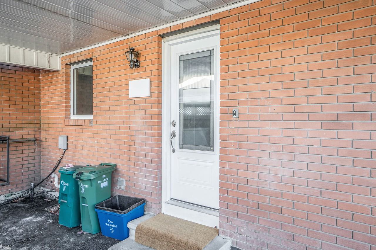 2134 Erinbrook Crescent - Photo 3 of 17