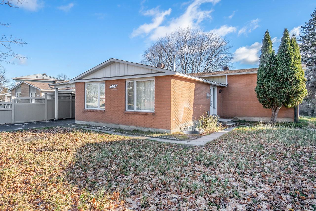 2134 Erinbrook Crescent - Photo 2 of 17