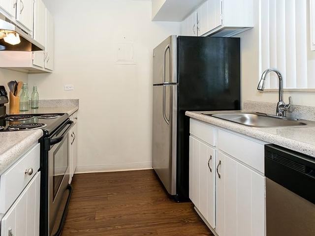 888 S Oneida St - Photo 5 of 24