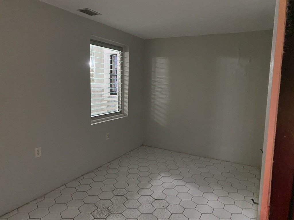 2369 Sw 17th St - Photo 2 of 17