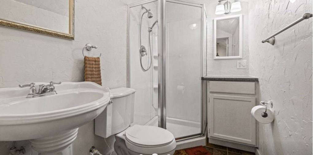 529 S Franklin St - Photo 3 of 5