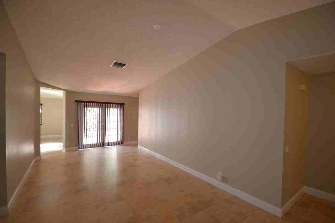 1811 Sw 119th Ter - Photo 2 of 12