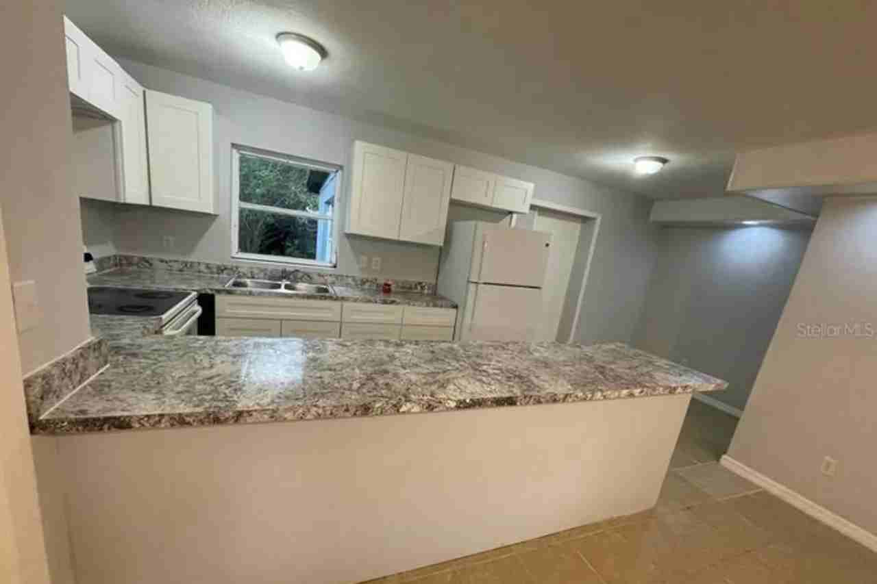 2521 Stratford Dr - Photo 2 of 10