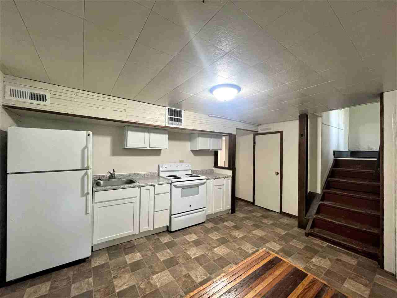 831 E College St - Photo 2 of 6