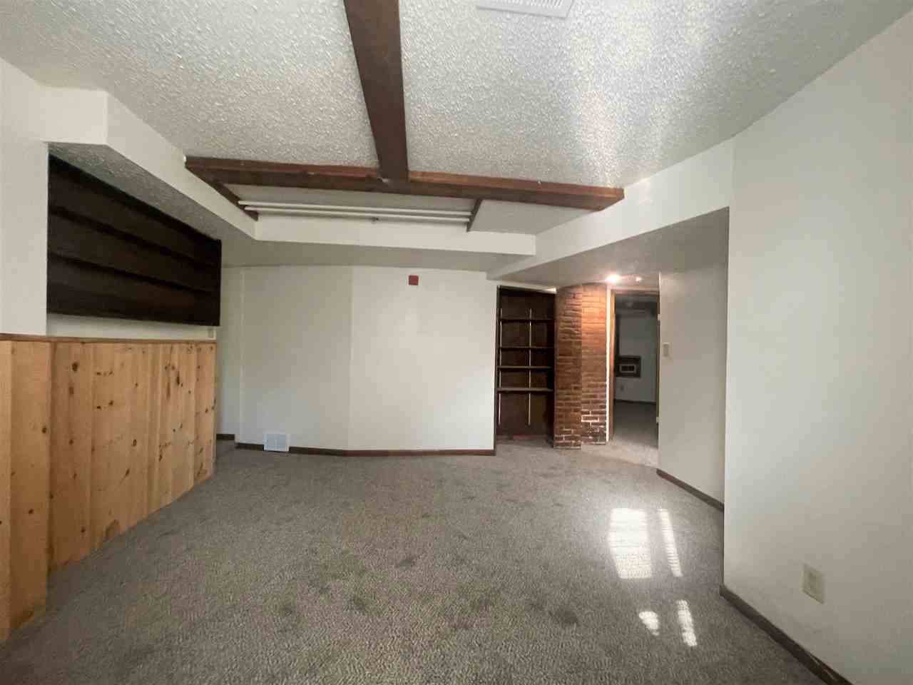 831 E College St - Photo 3 of 6