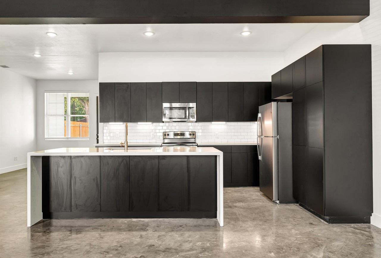 213 Lynn Dr #202 - Photo 4 of 36