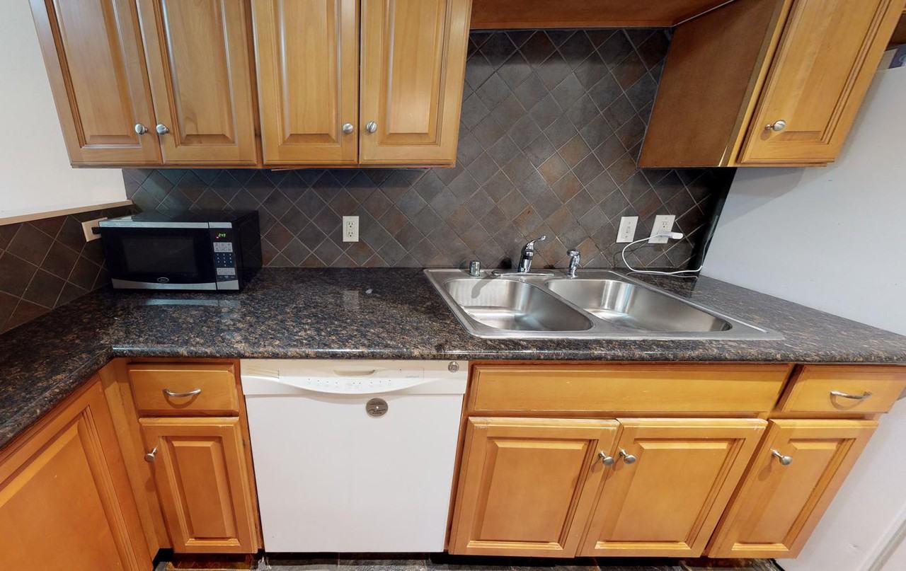 Welcoming Capitol Hill home near the Light Rail - Photo 6 of 17