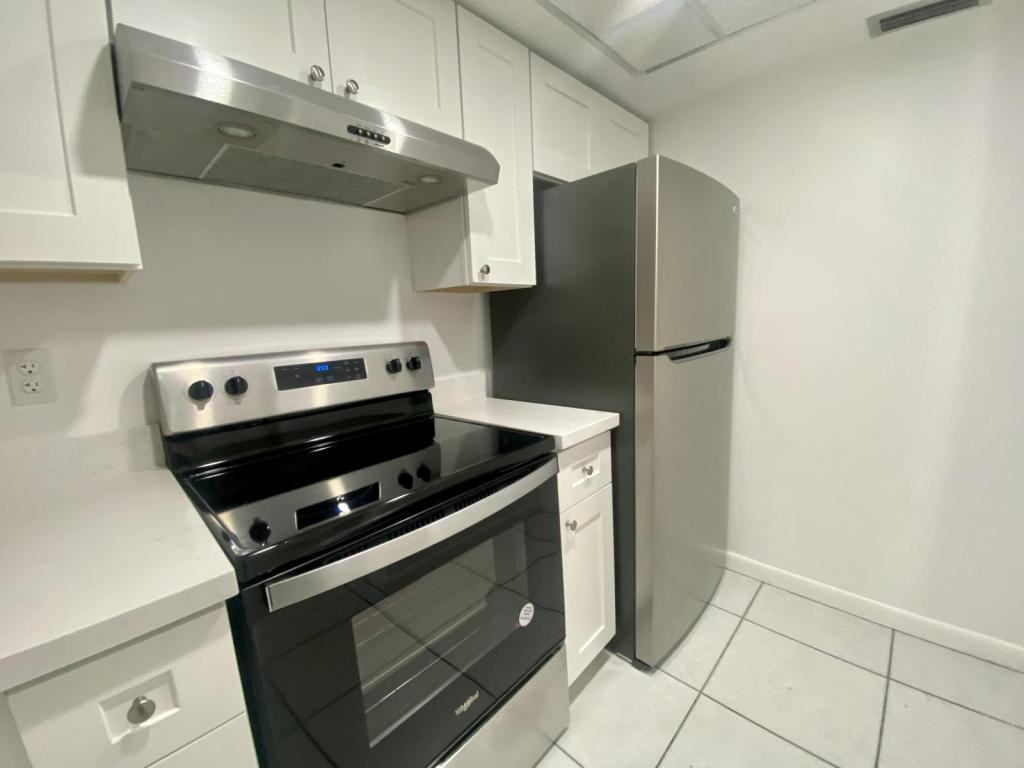 1033 Nw 30th Ct #3 - Photo 3 of 9