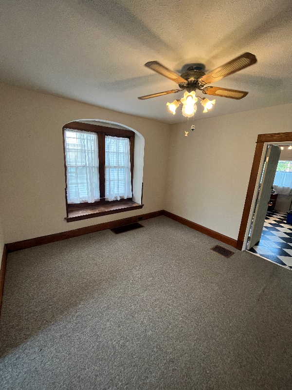 313 Washington Ave - Photo 3 of 12