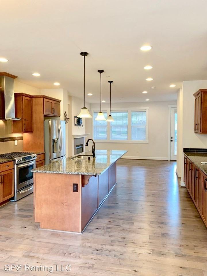 1011 10th Ave Ne - Photo 2 of 20