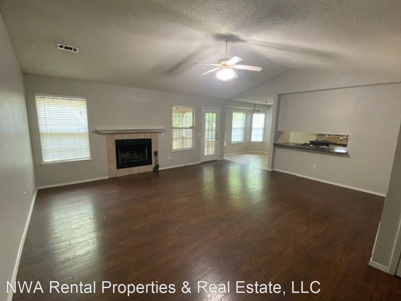 3194 W Parkway Dr - Photo 2 of 13