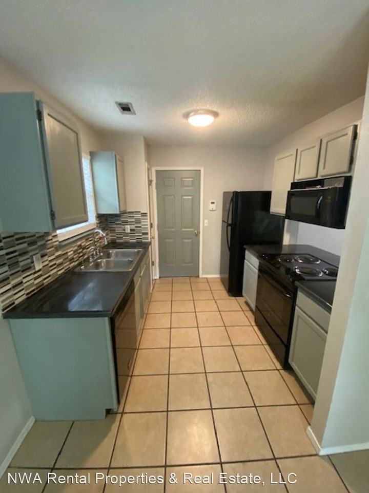 3194 W Parkway Dr - Photo 3 of 13