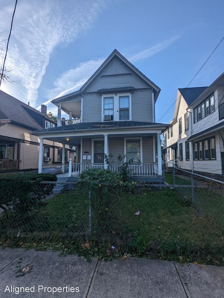 1719 Holmden - Photo 2 of 20