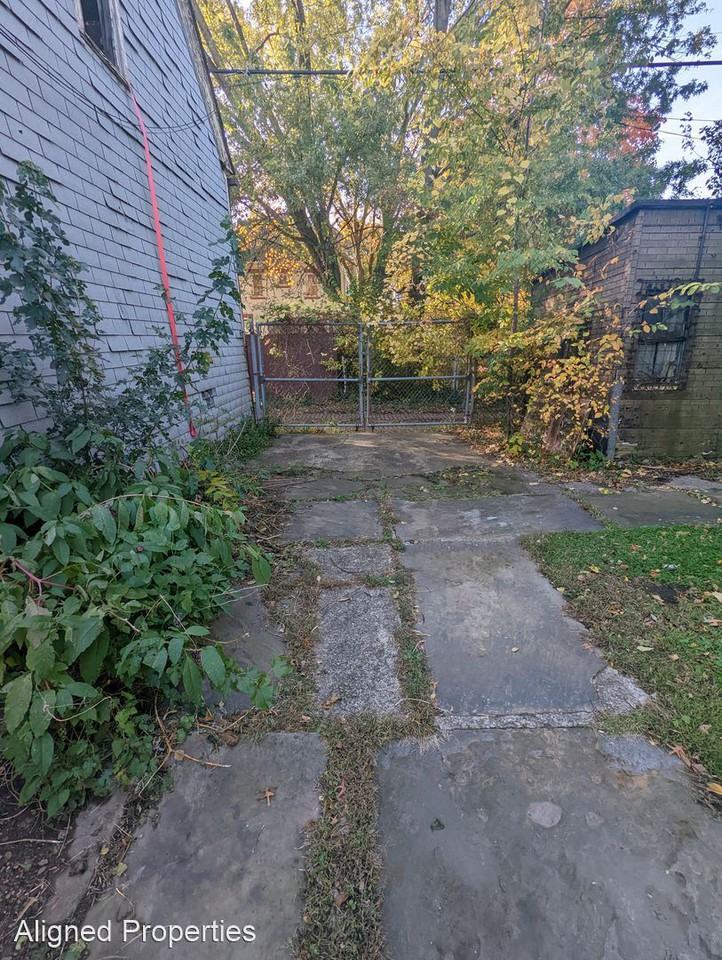 1719 Holmden - Photo 3 of 20