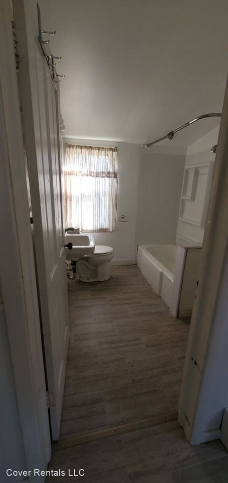 410 Adams St - Photo 3 of 11